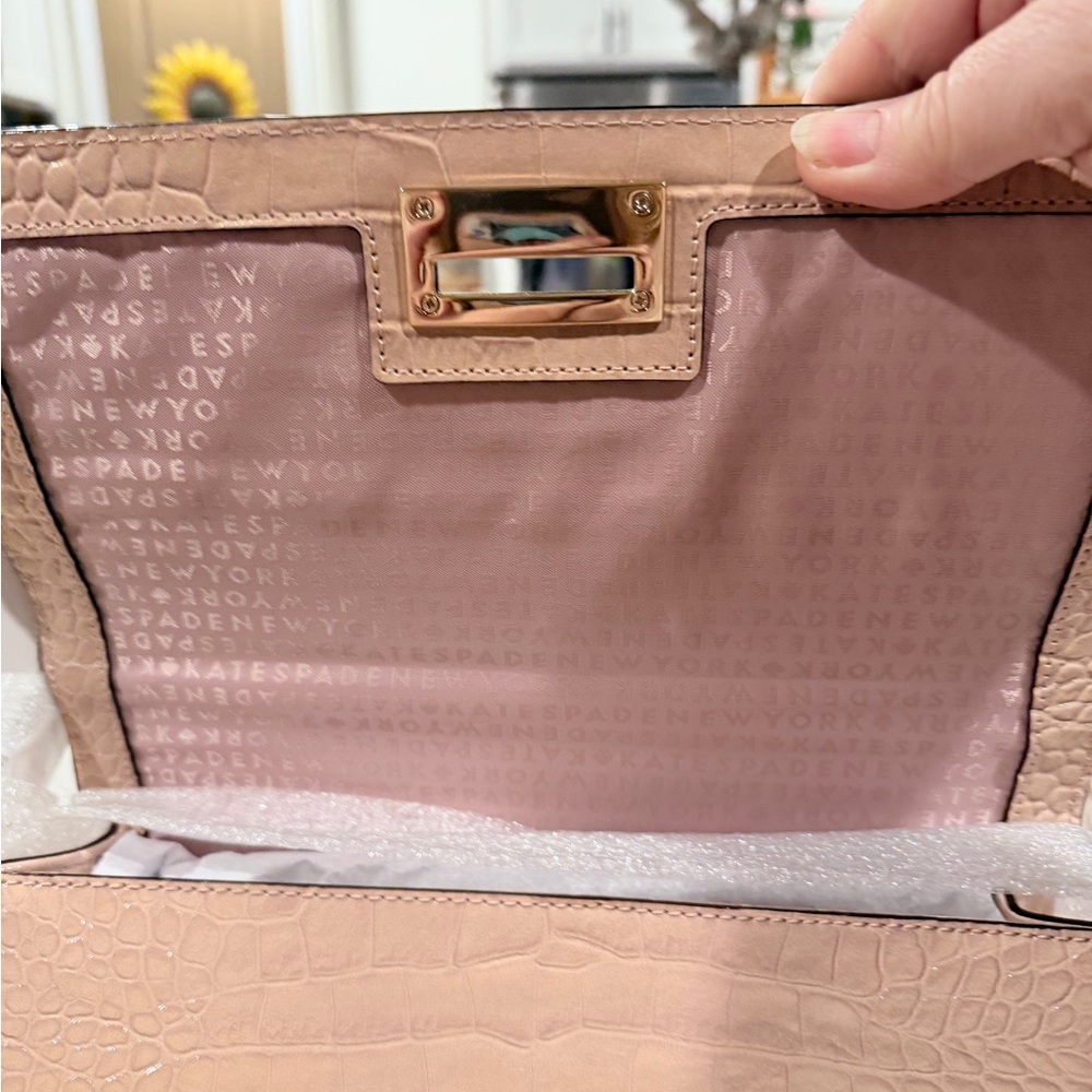 Elevate your style with this stunning Kate Spade Doris Knightsbridge Satchel. - Picture 7 of 8
